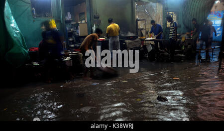 Kolkata, Indien. 01 Sep, 2017. In Kalkutta plötzlichen Regen bringt Gefahren für ein gewöhnlicher Tag. Credit: Sandip Saha/Pacific Press/Alamy leben Nachrichten Stockfoto