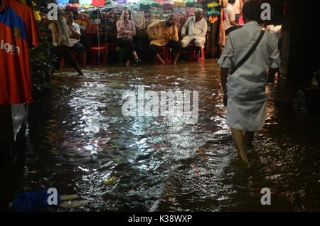 Kolkata, Indien. 01 Sep, 2017. In Kalkutta plötzlichen Regen bringt Gefahren für ein gewöhnlicher Tag. Credit: Sandip Saha/Pacific Press/Alamy leben Nachrichten Stockfoto