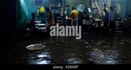 Kolkata, Indien. 01 Sep, 2017. In Kalkutta plötzlichen Regen bringt Gefahren für ein gewöhnlicher Tag. Credit: Sandip Saha/Pacific Press/Alamy leben Nachrichten Stockfoto