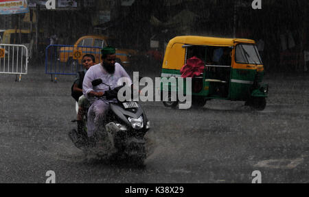 Kolkata, Indien. 01 Sep, 2017. In Kalkutta plötzlichen Regen bringt Gefahren für ein gewöhnlicher Tag. Credit: Sandip Saha/Pacific Press/Alamy leben Nachrichten Stockfoto