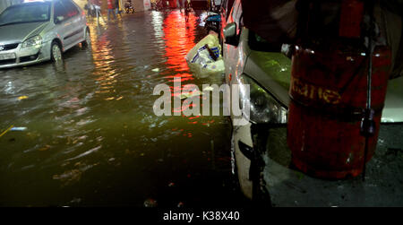 Kolkata, Indien. 01 Sep, 2017. In Kalkutta plötzlichen Regen bringt Gefahren für ein gewöhnlicher Tag. Credit: Sandip Saha/Pacific Press/Alamy leben Nachrichten Stockfoto