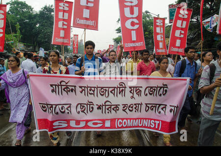 Kolkata, Indien. 01 Sep, 2017. SUCI Mitglieder sind zu Fuß in einer massiven anti-imperialistischen Friedens Rallye am 1. September 2017 in Kolkata, West Bengal, Indien. Credit: Avijit Ghosh/Pacific Press/Alamy leben Nachrichten Stockfoto