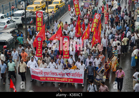 Kolkata, Indien. 01 Sep, 2017. RSP-Mitglieder sind zu Fuß in den massiven anti-imperialistischen Friedens Rallye am 1. September 2017 in Kolkata, West Bengal, Indien. Credit: Avijit Ghosh/Pacific Press/Alamy leben Nachrichten Stockfoto