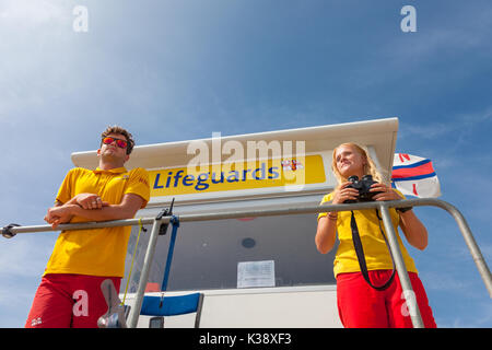 Rettungsschwimmer im Dienst am Strand, Weymouth, Dorset Stockfoto