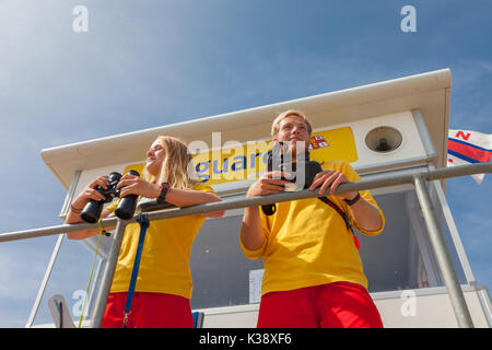 Rettungsschwimmer im Dienst am Strand, Weymouth, Dorset Stockfoto