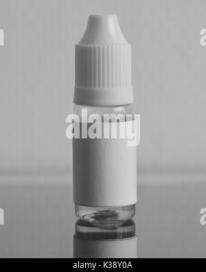 E liquid Flaschen für vaping Geräte, e Zigarette, elektronische Zigarette, über einem schwarzen Hintergrund. Stockfoto