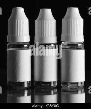 E liquid Flaschen für vaping Geräte, e Zigarette, elektronische Zigarette, über einem schwarzen Hintergrund. Stockfoto