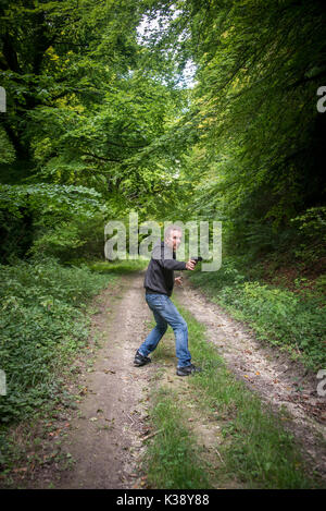 Der Mensch, der eine Waffe tragen ein Hoodie Stockfoto