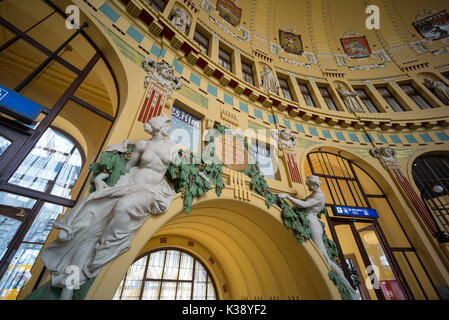 Prag. Der Tschechischen Republik. Interieur im Jugendstil der Prager Hauptbahnhof Praha Hlavní nádraží, entworfen von tschechischen Architekten Josef Fanta 1901-1909. Stockfoto