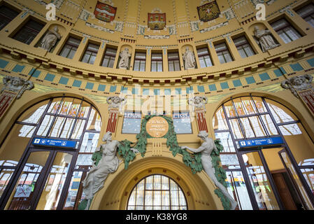 Prag. Der Tschechischen Republik. Interieur im Jugendstil der Prager Hauptbahnhof Praha Hlavní nádraží, entworfen von tschechischen Architekten Josef Fanta 1901-1909. Stockfoto