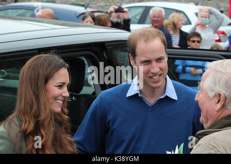 Herzog und Herzogin von Cambridge am Wellenbrecher Country Park für den Start der Ring o Feuer Küsten ultra Marathon ANGLESEY Wales Stockfoto