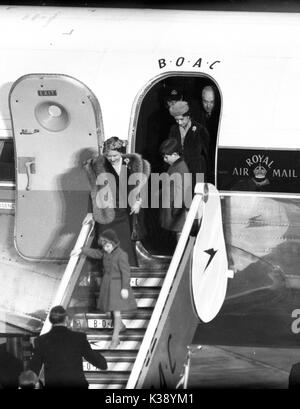 Die Königin Mutter, Prinzessin Margaret, Prinz Charles und Prinzessin Anne verlassen die BOAC Argonaut Atalanta G-ALHK am Londoner Flughafen. Sie hatten gerade Abschied von die Königin und der Herzog von Edinburgh bieten Sie auf Ihrer Reise zu Nigeral 1956 Stockfoto