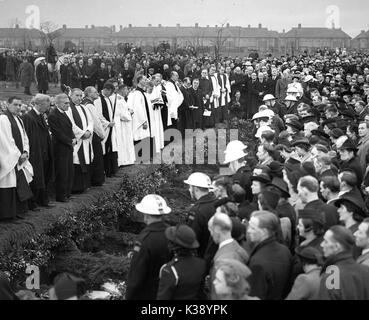 Trauernde umgeben das Massengrab, die 44 Opfer eines Deutschen Bombenangriff auf Hither Green Cemetery in London, der Zweite Weltkrieg, 27. Januar 1943 begraben. 38 Kinder und sechs Lehrer wurden getötet, als Sandhurst Schule Straße in Catford, London nahm einen direkten Treffer Wenn ein Fokker-Wolf FW 190 A-4 ein 1.100 lb Bombe um 12.30 Uhr am Mittwoch, 20. Januar 1943. Stockfoto