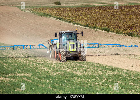 Traktor Claas Sprüht Feldfrüchte, tschechischer Landwirt Stockfoto