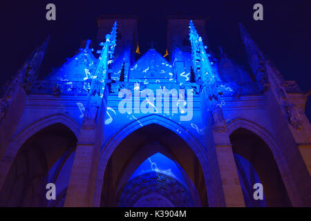 Ton- und Lichtshow in der Kirche Notre Dame (1225), Semur-en-Auxois FR Stockfoto