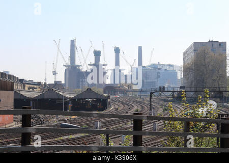 Krane Battersea Power Station, mit Gleisen und in den Vordergrund bringen. London, Großbritannien. Stockfoto