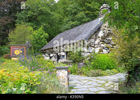 Ty Hyll, das Hässliche Haus, Betws-y-Coed, Snowdonia National Park, Conwy, North Wales, UK. Stockfoto