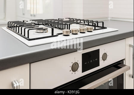 Gasherd mit elektrischen Backofen bei der Marke neue moderne weiße Küche und Stockfoto