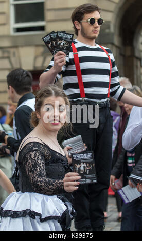 Ein junges theater Gruppe singen und spielen auf der Royal Mile in Edinburgh Festival Fringe Stockfoto