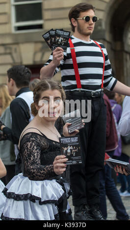 Ein junges theater Gruppe singen und spielen auf der Royal Mile in Edinburgh Festival Fringe Stockfoto