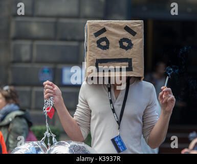 Eine junge weibliche Schauspieler auf der Royal Mile in Edinburgh Festival Fringe Stockfoto