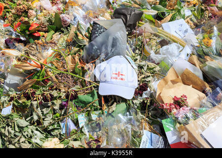 Meer aus Blumen und unser Beileid und ein Länderspiel, Vigil in der Nähe der London 2017 Brücke und Borough Market Terroranschläge und Nachwirkungen, Stockfoto