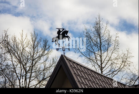 Metall Wetterfahne in der Form der Ritter auf Pferd auf einer Dachterrasse Stockfoto