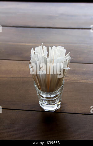 Verpackt Zahnstocher in Glas auf hölzernen Tisch Stockfoto