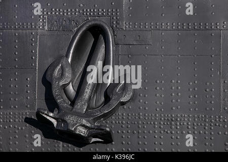 Detailansicht der Anker des Schiffes auf dem Deck armor Hintergrund Stockfoto