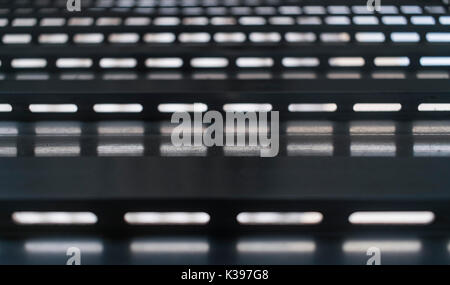 Aus abstrakten metallische Reihen und Zeilen, Hintergrund mit Licht, das durch die Löcher, Reflexion Stockfoto