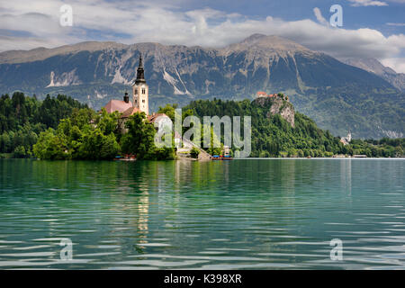 Maria Himmelfahrt Wallfahrtskirche Beld Island Lake Bled mit Burg von Bled auf einer Klippe und St. Martin Kirche Sol massive der Karawanken Slowenien Stockfoto