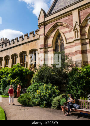 Touristen vor Quad, baliol College, Universität Oxford, Oxfordshire, England Stockfoto