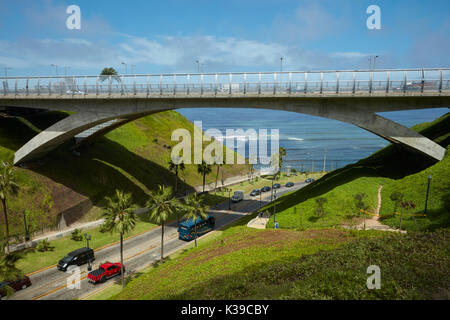Brücke über den alten gepflasterten Straße, Miraflores, Lima, Peru, Südamerika Stockfoto