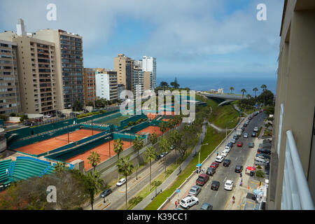 Apartments und Tennisplätze entlang Malecon Balta, Miraflores, Lima, Peru, Südamerika Stockfoto