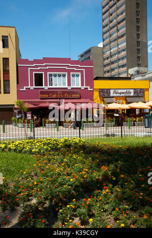 Cafés und Restaurants, Parque Kennedy, Miraflores, Lima, Peru, Südamerika Stockfoto