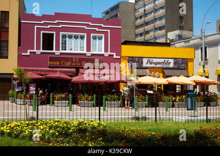 Cafés und Restaurants, Parque Kennedy, Miraflores, Lima, Peru, Südamerika Stockfoto