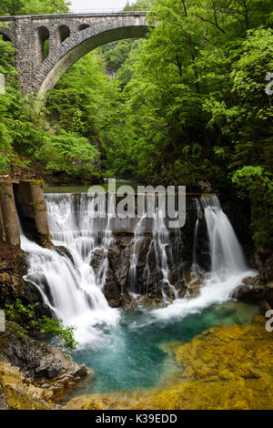 Einzigen bogen Brücke aus Stein für Bohinj Bahnhof über die radovna River Valley an der Schlucht Vintgar mit Wasserfällen im Dam Schleuse tor Slowenien Stockfoto