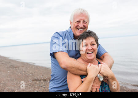 Portrait von liebevollen senior Paar am Strand Stockfoto