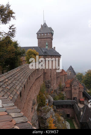 Das Äußere des Chateau du Haut-Koenigsbourg; eines französischen Schlosses entlang der Elsässischen Weinstraße in der Nähe von Straßburg, Frankreich Stockfoto