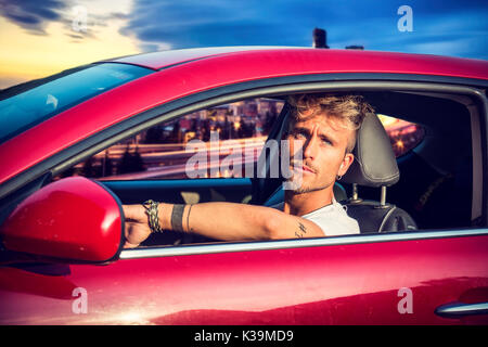 Schönen blonden jungen Mann in seinem Auto sitzen Stockfoto