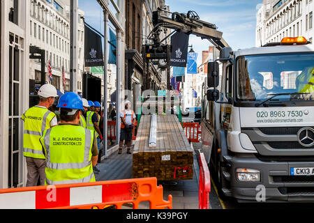 Bauarbeiter Lieferung eine Lieferung von Holz, alten Bond Street, London, UK Stockfoto