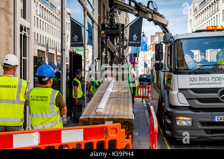 Bauarbeiter Lieferung eine Lieferung von Holz, alten Bond Street, London, UK Stockfoto