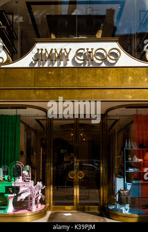 Das Äußere von Jimmy Choo Schuhe Designer und Luxus Accessoires Shop, New Bond Street, London, UK Stockfoto