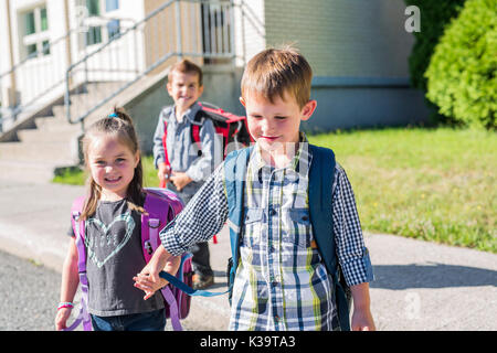 Vorschule Kinder auf dem Schulhof Stockfoto