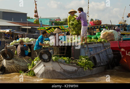 Händler verkaufen cabages vom Boot auf einem Fluss in der Can Tho schwimmenden Markt im Süden von Vietnam am 17.Oktober 2011 Stockfoto