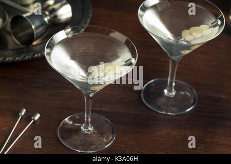 Hausgemachte versoffenen Gibson Martini Cocktail mit Zwiebeln Stockfoto