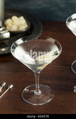 Hausgemachte versoffenen Gibson Martini Cocktail mit Zwiebeln Stockfoto