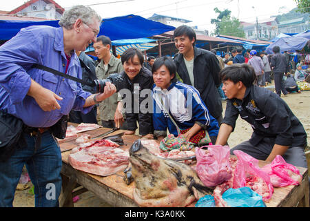 Touristische zeigt Foto nur von Anbietern in Bac Ha Markt,Vietnam am 23.Oktober 2011 Stockfoto