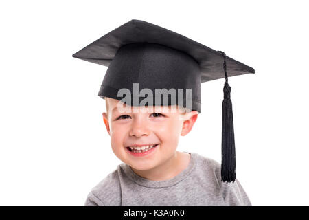 Adorable vier Jahre altes Kind Junge trägt einen Mörser. Stockfoto