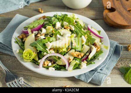 Raw Herbst Birne und blauen Käse Salat mit Dressing Stockfoto